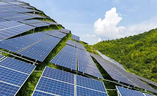 Sustainable Operations, versinnbildlicht durch einen energieerzeugenden Solarpark.